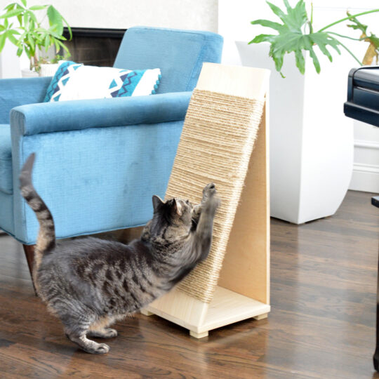 HOM Triangle Paws – Cat Scratcher with Wood Frame and Sisal Jute